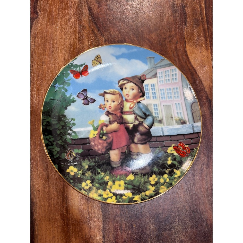 M.J. Hummel Surprise collector plate 1992 Danbury Mint 8.25" Little Companions